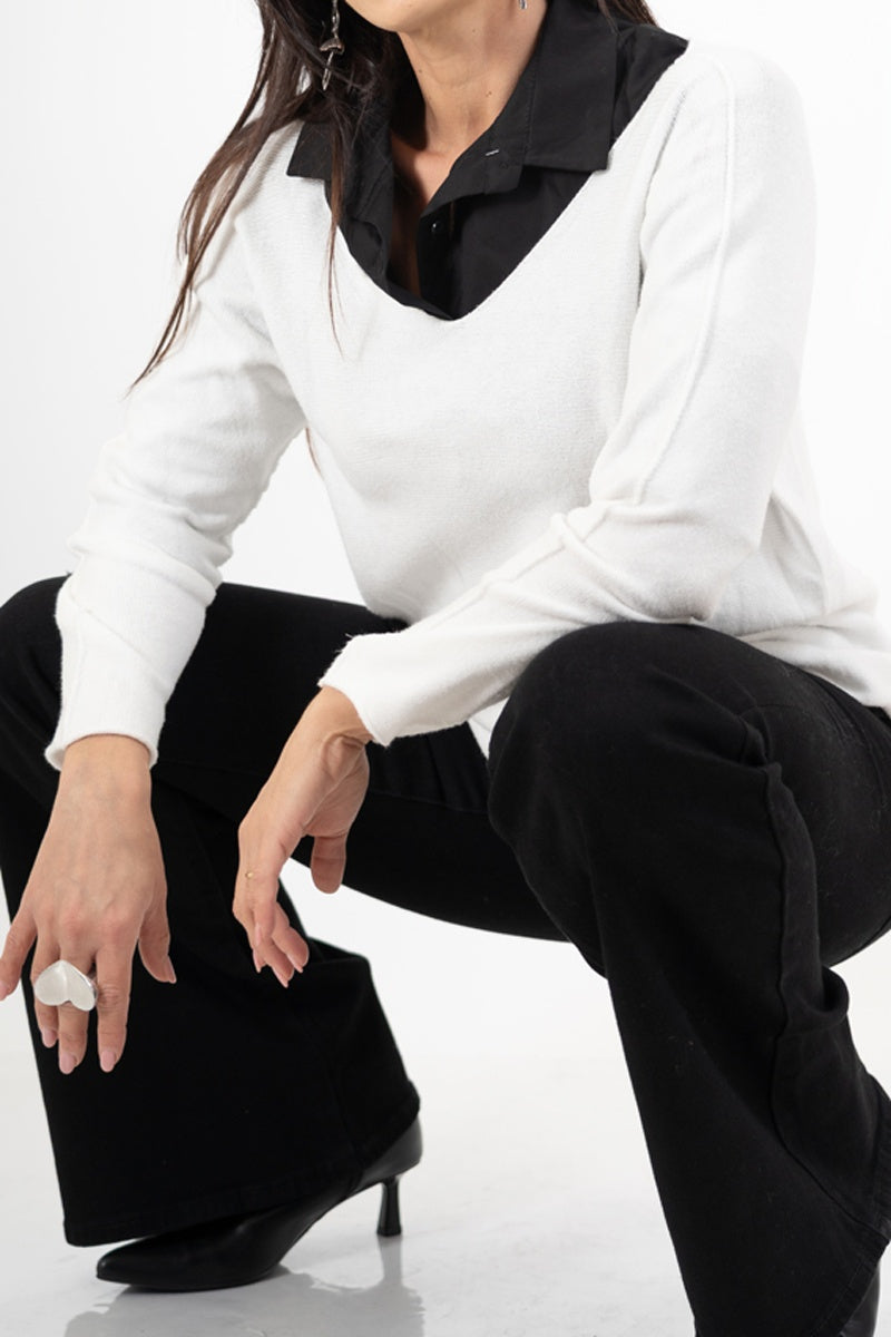 modella indossando Maglia over con scollo a V e orlo stondato in viscosa colore