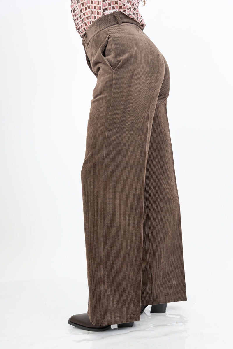 modella indossando Pantalone palazzo in velluto a costine Velvet Line marrone colore