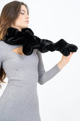modella indossando Sciarpa in eco pelliccia drappeggiata con asola colore