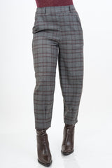 modella indossando Pantalone caldo in poliviscosa a Trama Scozzese Chic con elastico dietro colore