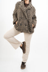 modella indossando Cappottino fantasia pied-de-poule in misto lana Made in Italy colore