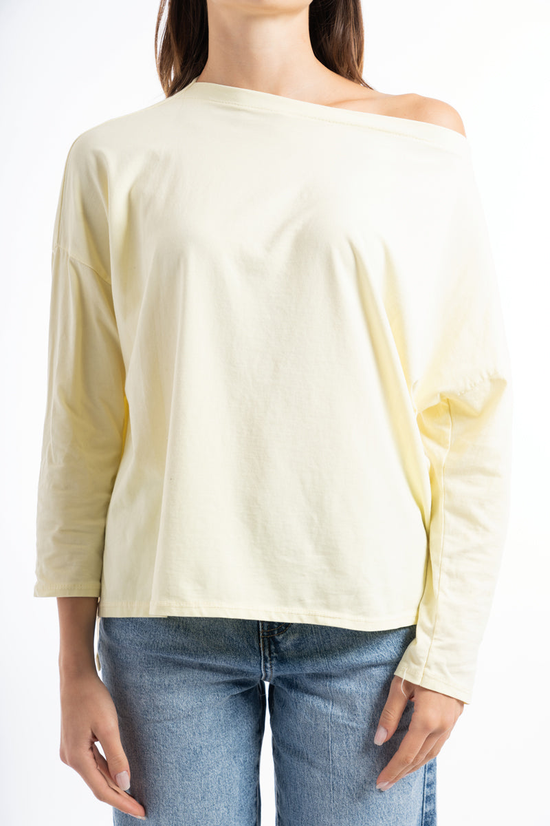modella indossando Maglia over in cotone elasticizzato con scollo ampio e spacchi laterali colore Giallo Unica