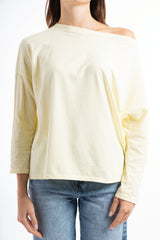 modella indossando Maglia over in cotone elasticizzato con scollo ampio e spacchi laterali colore Giallo Unica