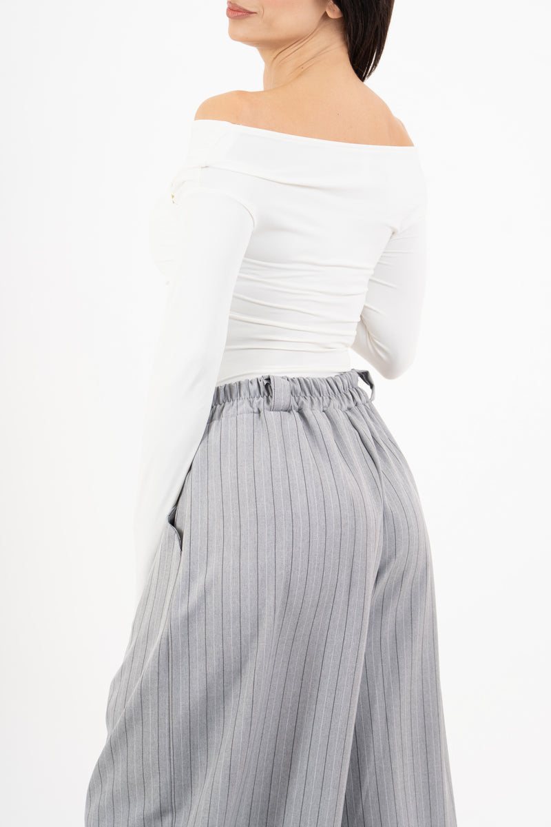 modella indossando Maglia drappeggiata con scollo ampio e arricciature laterali colore