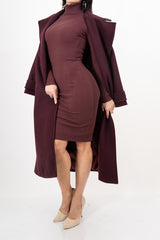 modella indossando Abito midi in maglia a collo alto in viscosa elasticizzata colore Prugna Unica