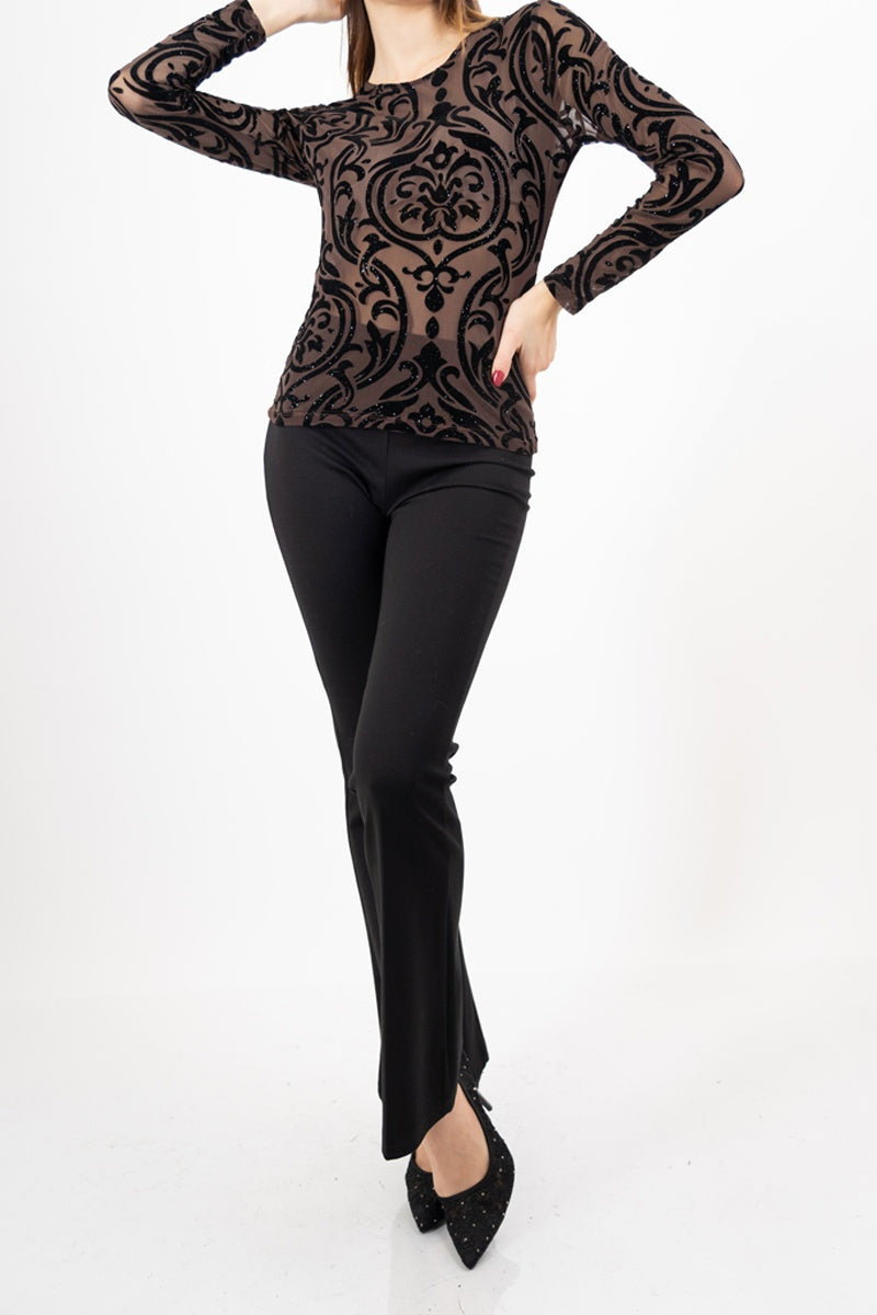 modella indossando Pantalone donna punto Milano nero elasticizzato a zampetta vita alta colore