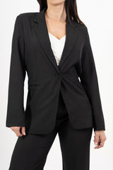 modella indossando Giacca avvitata nera con bottone singolo e fodera in raso colore Nero