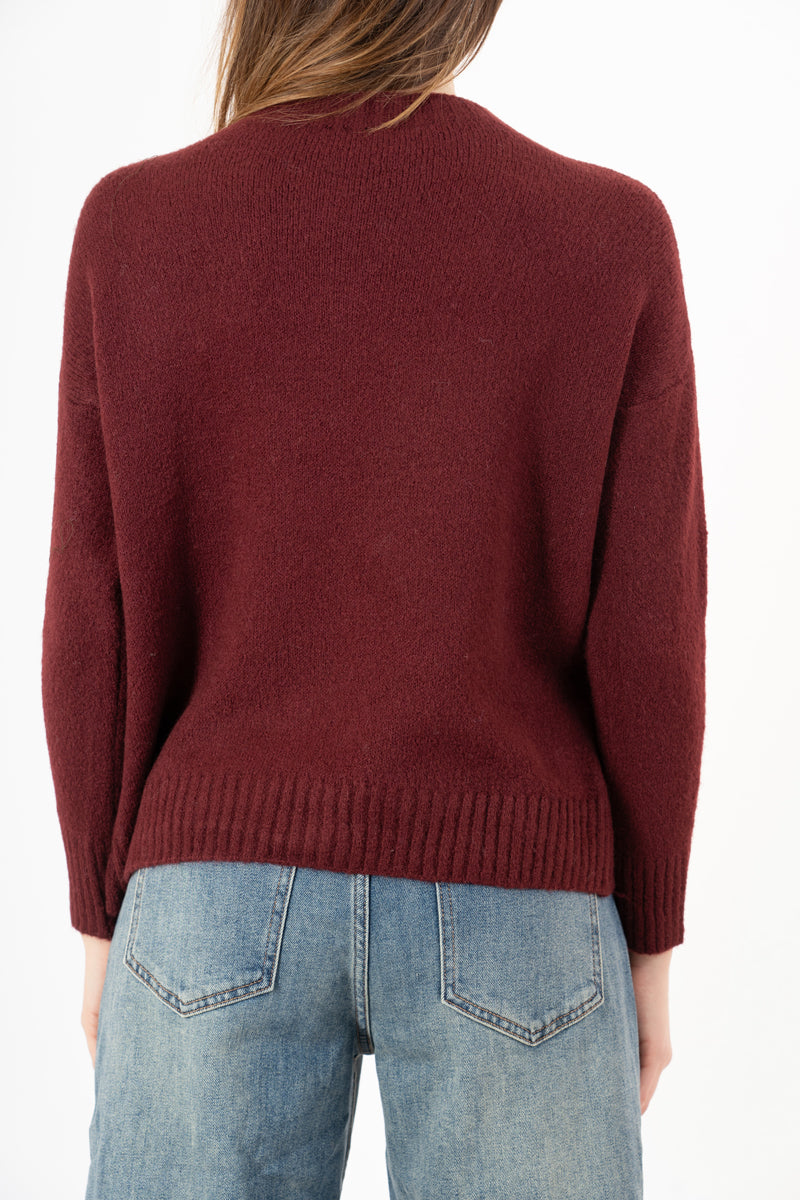 modella indossando Maglione girocollo con scritta “Ho sempre ragione” in misto lana Made in Italy colore