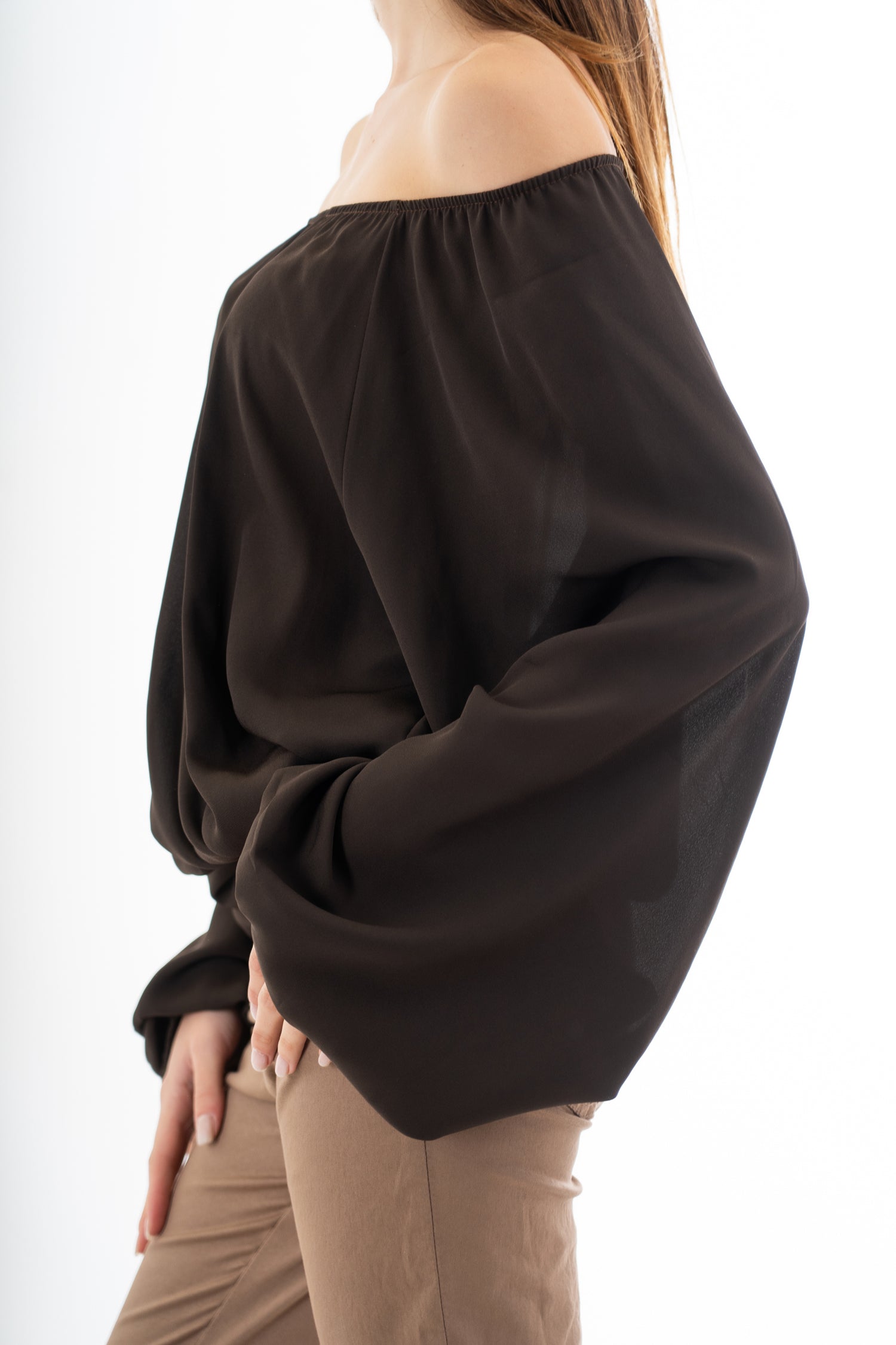modella indossando Blusa in georgette velata con scollo elasticizzato e manica ampia sblusata colore