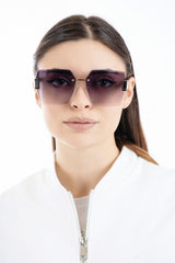 modella indossando Occhiali da sole senza montatura con dettagli oro e protezione UV400 colore