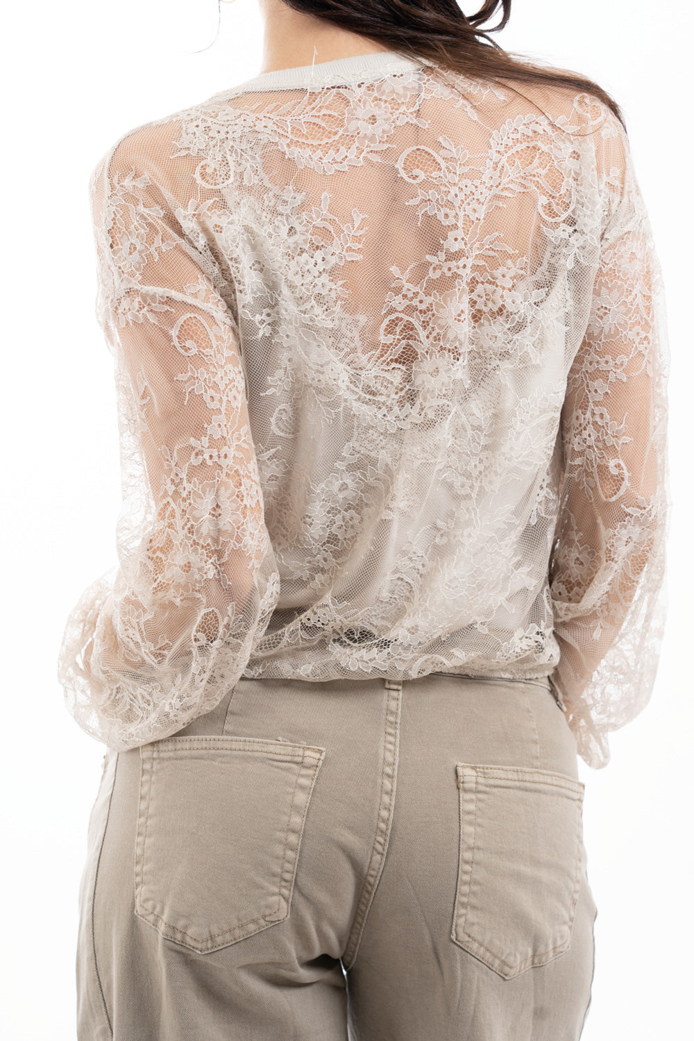 modella indossando Cardigan in pizzo floreale trasparente con scollo V colore