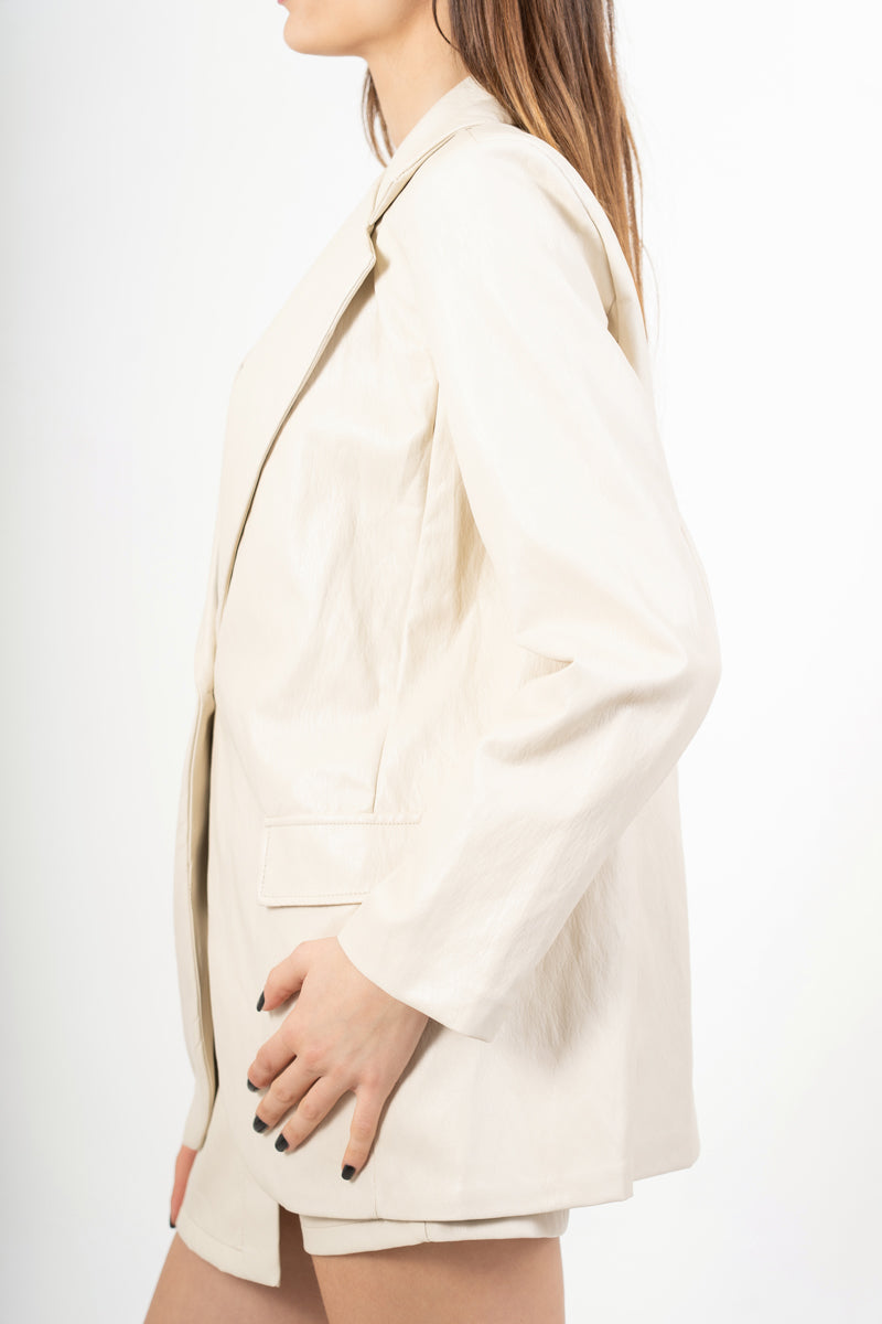 modella indossando Giacca ecopelle morbida con spalline e bottone colore