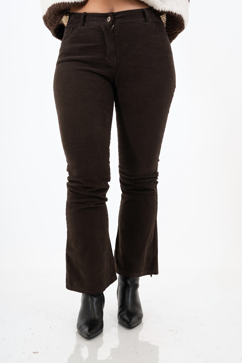 modella indossando Pantalone a Coste a Zampa in Cotone – Marrone colore