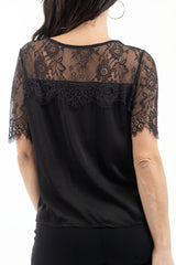 modella indossando Maglia over in viscosa con inserti in pizzo floreale colore