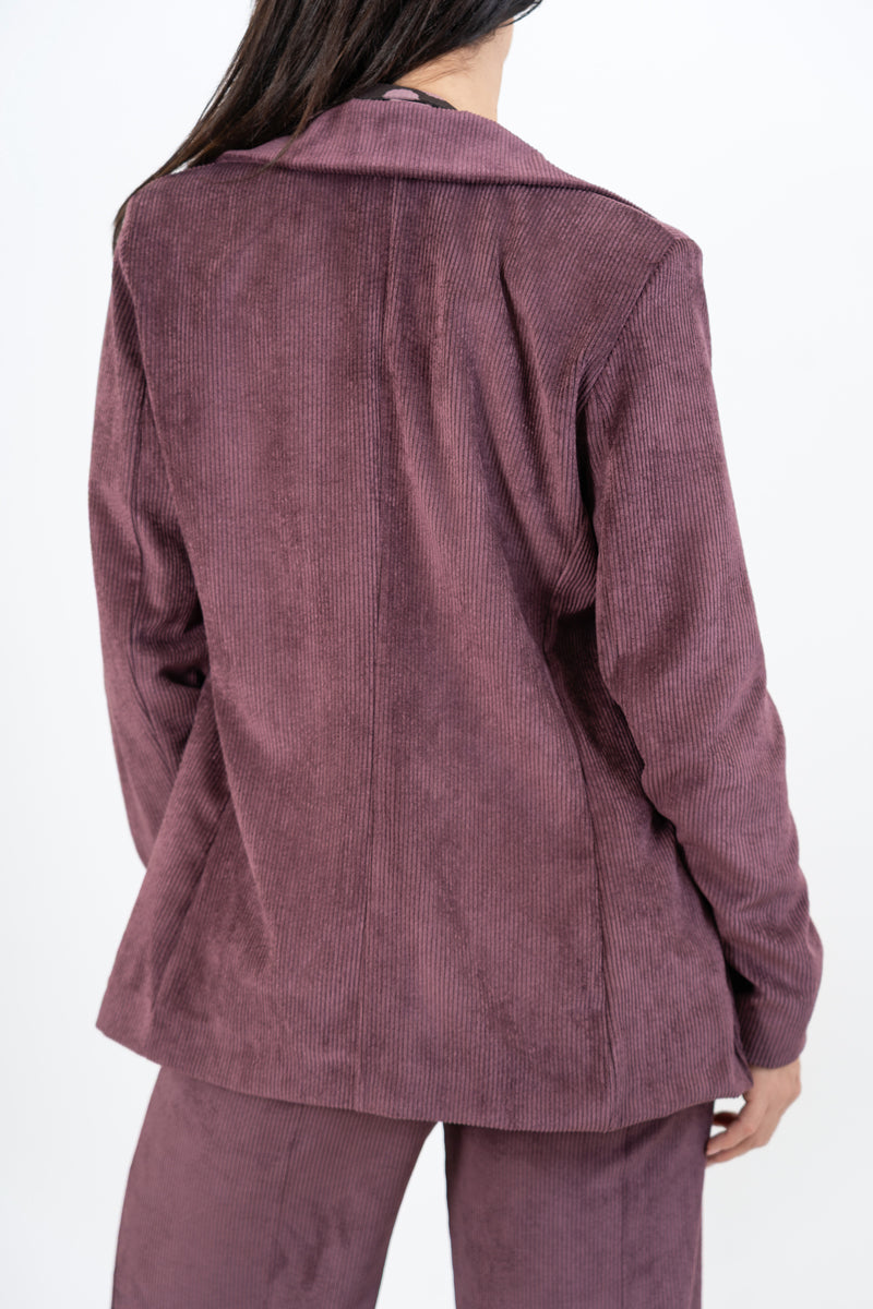 modella indossando Giacca Velvet Line effetto velluto a coste prugna colore
