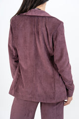 modella indossando Giacca Velvet Line effetto velluto a coste prugna colore