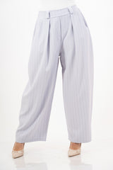 modella indossando Pantalone gessato morbido con elastico in vita – taglia unica colore Celeste Unica