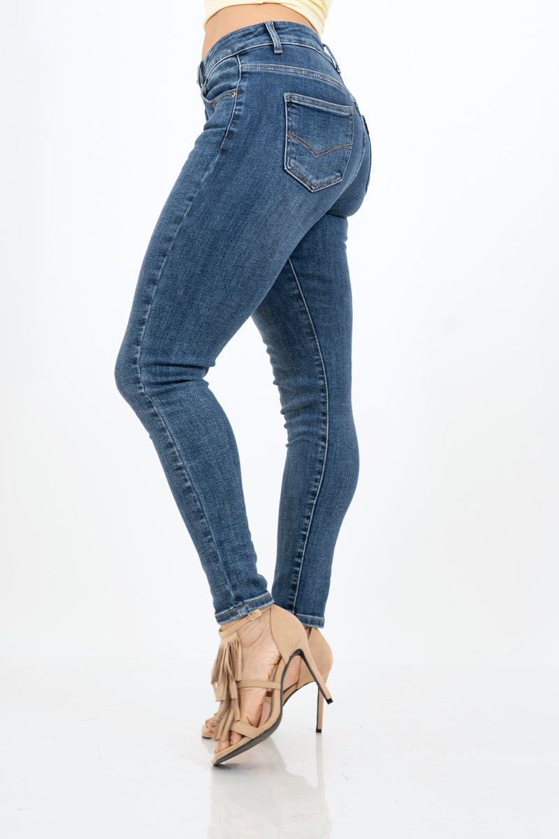 modella indossando Jeans slim fit denim lavaggio scuro elasticizzato colore