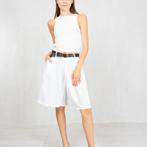 modella indossando Bermuda Skirt Illusion in cotone con cintura colore Bianco Unica