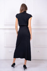 modella indossando Completo in maglia Maelle con gonna midi colore