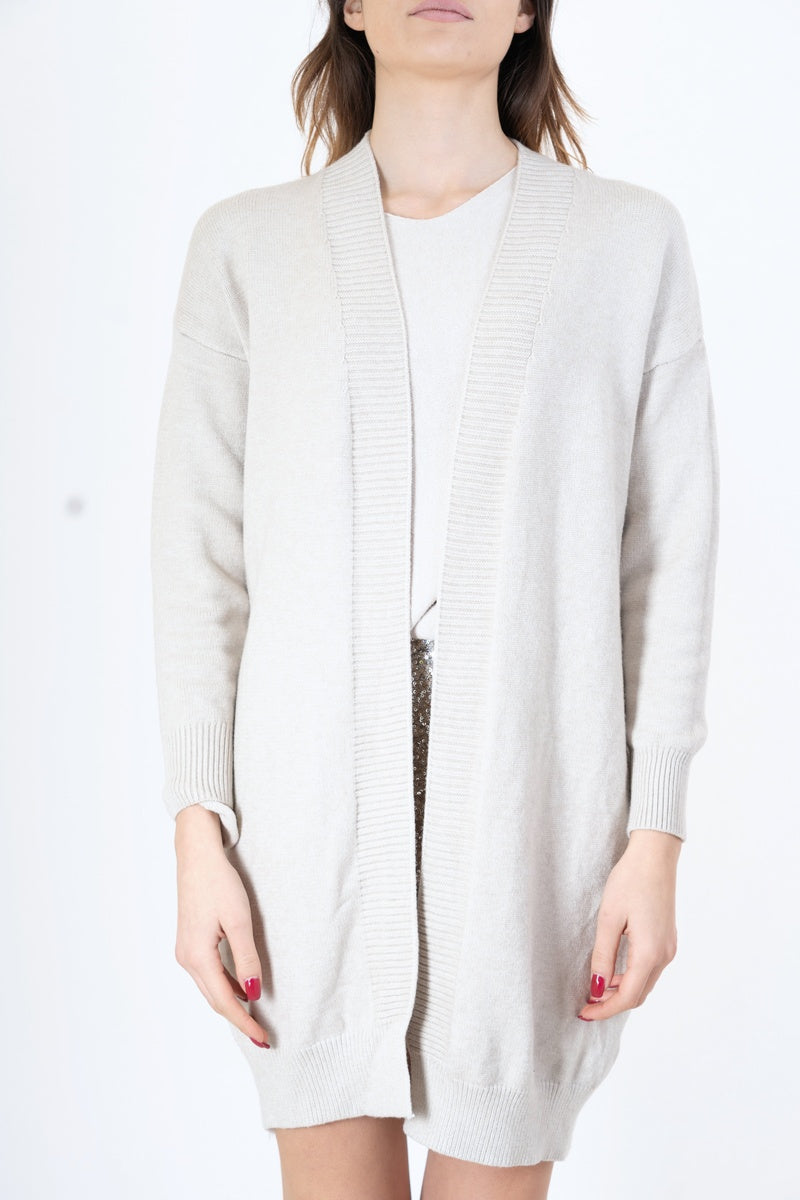 modella indossando Cardigan lungo misto viscosa con bordatura a coste colore