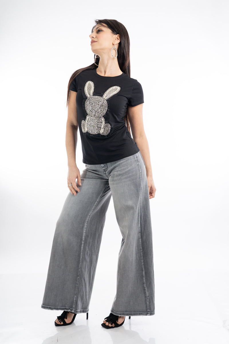 modella indossando T-shirt con Coniglio Ricamato Gioiello colore