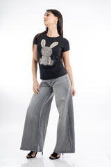 modella indossando T-shirt con Coniglio Ricamato Gioiello colore