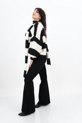 modella indossando Cardigan a righe in misto lana con sciarpa coordinata colore