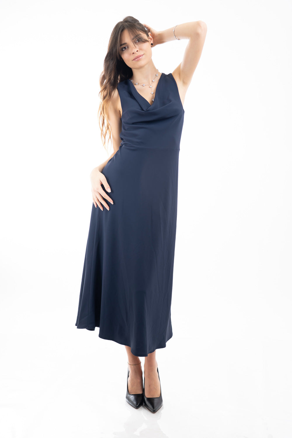 modella indossando Abito lungo smanicato con scollo drappeggiato e taglio in vita Blu colore