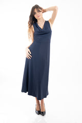 modella indossando Abito lungo smanicato con scollo drappeggiato e taglio in vita Blu colore