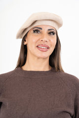 modella indossando Béret SoftTouch 95 colore Beige Unica