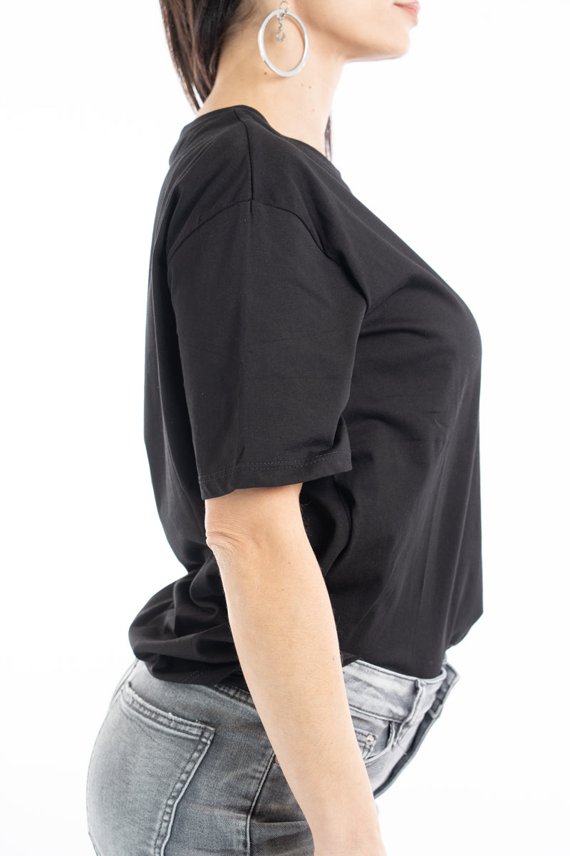 modella indossando T-shirt scritta “Se parli male di me ti prego esagera” colore