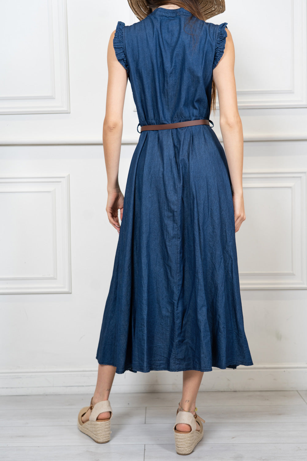 Abito lungo in chambray con rouche e cintura.