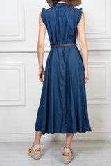 modella indossando Abito lungo in chambray con rouche e cintura colore