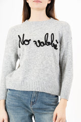 modella indossando Maglione girocollo “No vabbè” in misto lana ricamato colore Grigio-Nero Unica