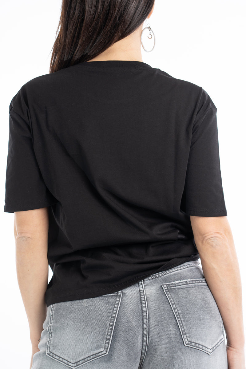 modella indossando T-shirt scritta “Pure secondo me è come dico io” colore