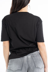 modella indossando T-shirt scritta “Pure secondo me è come dico io” colore