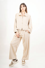 modella indossando Pantalone wide leg in tessuto effetto dainetto elasticizzato colore