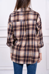 modella indossando Camicia Rivington Bramble in flanella colore