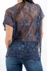 modella indossando Maglia over in viscosa con retro in pizzo colore