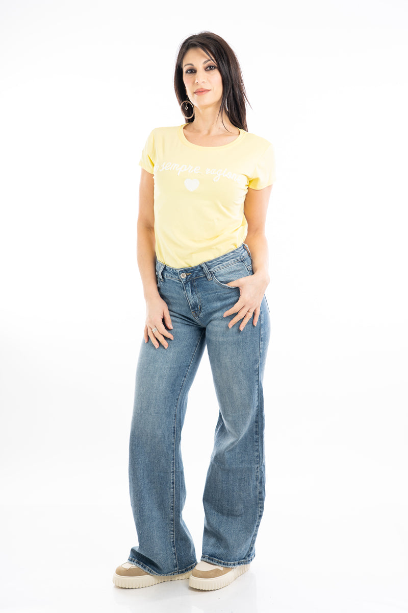 modella indossando T-shirt ricamata “Ho Sempre Ragione” con cuore colore