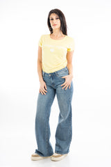 modella indossando T-shirt ricamata “Ho Sempre Ragione” con cuore colore