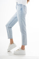 modella indossando Jeans vita alta gamba dritta con strass degradé in denim elasticizzato colore