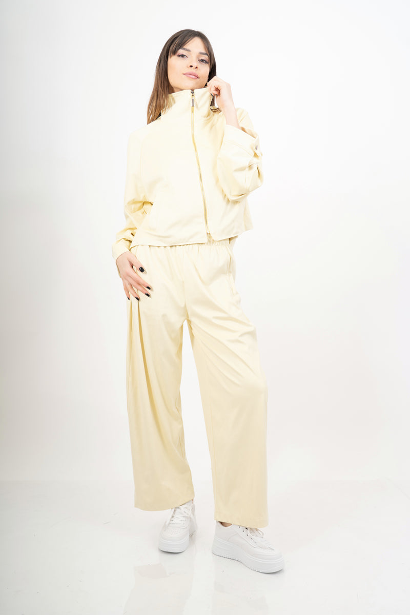 modella indossando Pantalone wide leg in tessuto effetto dainetto elasticizzato colore