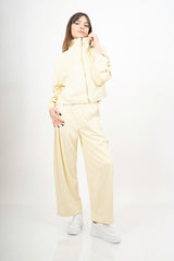 modella indossando Pantalone wide leg in tessuto effetto dainetto elasticizzato colore