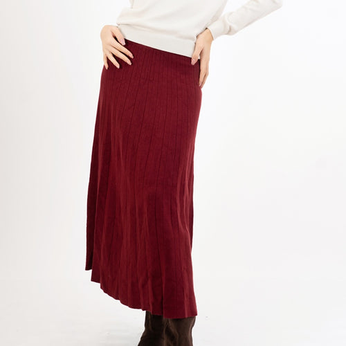 modella indossando Gonna Soft Pleat in maglia plissé colore BORDEAUX Unica