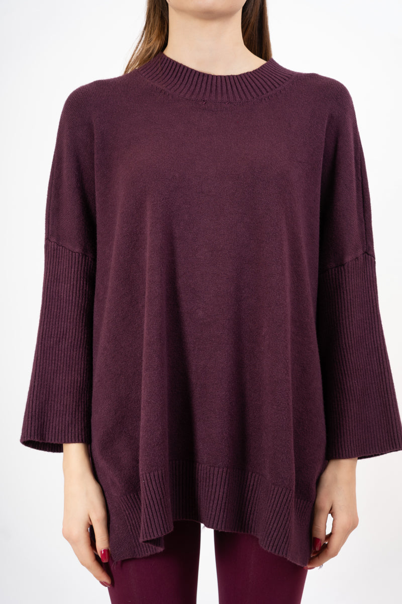 modella indossando Maglia lunga in misto viscosa con bottoni sul retro colore