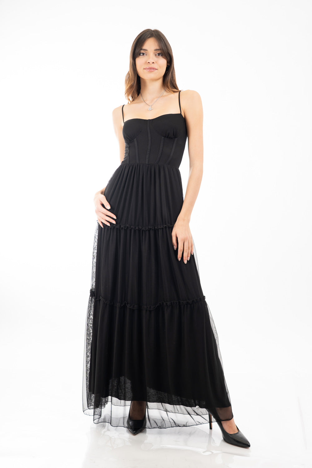 modella indossando Abito lungo in microrete elasticizzata doppiata con bustier strutturato e gonna a balze colore