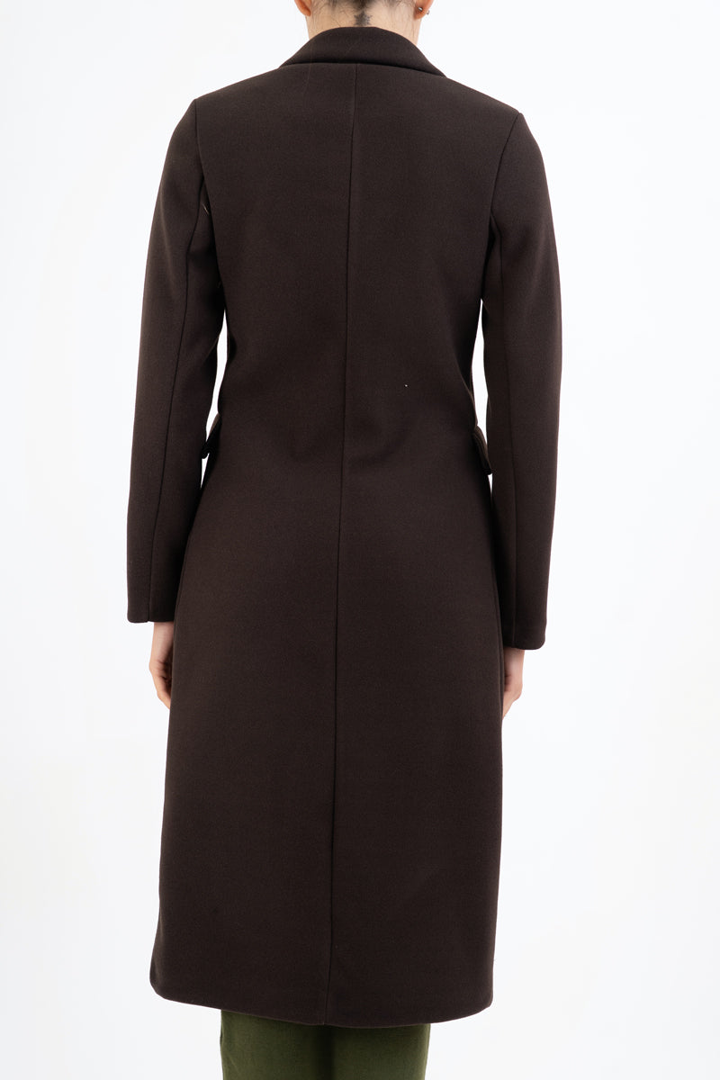 modella indossando Cappotto Choco Chic monopetto in panno colore