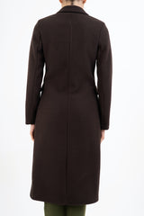 modella indossando Cappotto Choco Chic monopetto in panno colore
